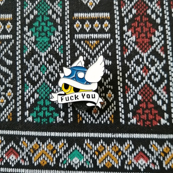 📍2/20$ Mario Kart Blue Shell Enamel Pin NWOT - Picture 1 of 4